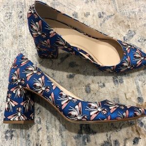 Marc Fisher blue bee print pumps
